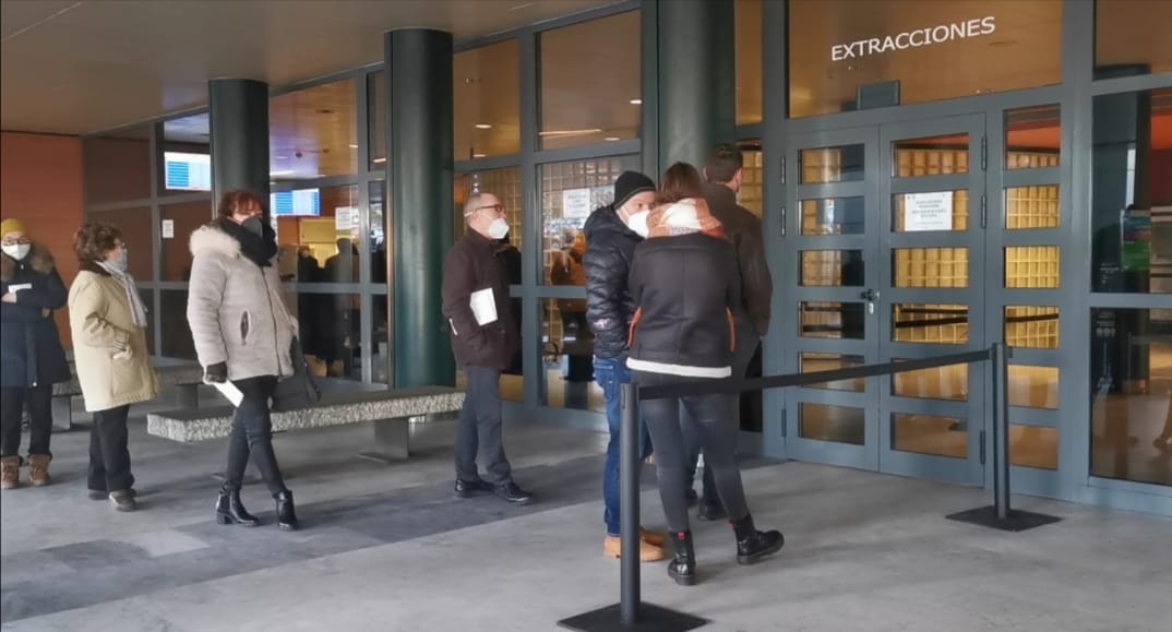 Los pacientes que deben realizarse analíticas por todo tipo de patologías en el exterior esperan durante más de una hora a temperaturas bajo cero para poder atendidos | «Hay gente que viene a las siete de la mañana para esperar el inicio de los análisis a las ocho». 