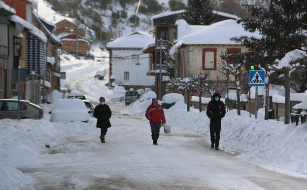 Las calles de Villamanín cubiertas por la nieve.