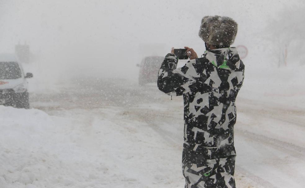 Un gijonés se asoma a Pajares e inmortaliza la nevada.