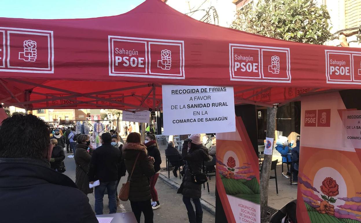 Imagen de la carpa socialista instalada para la recogida de firmas en el mercado semanala de Sahagún. 