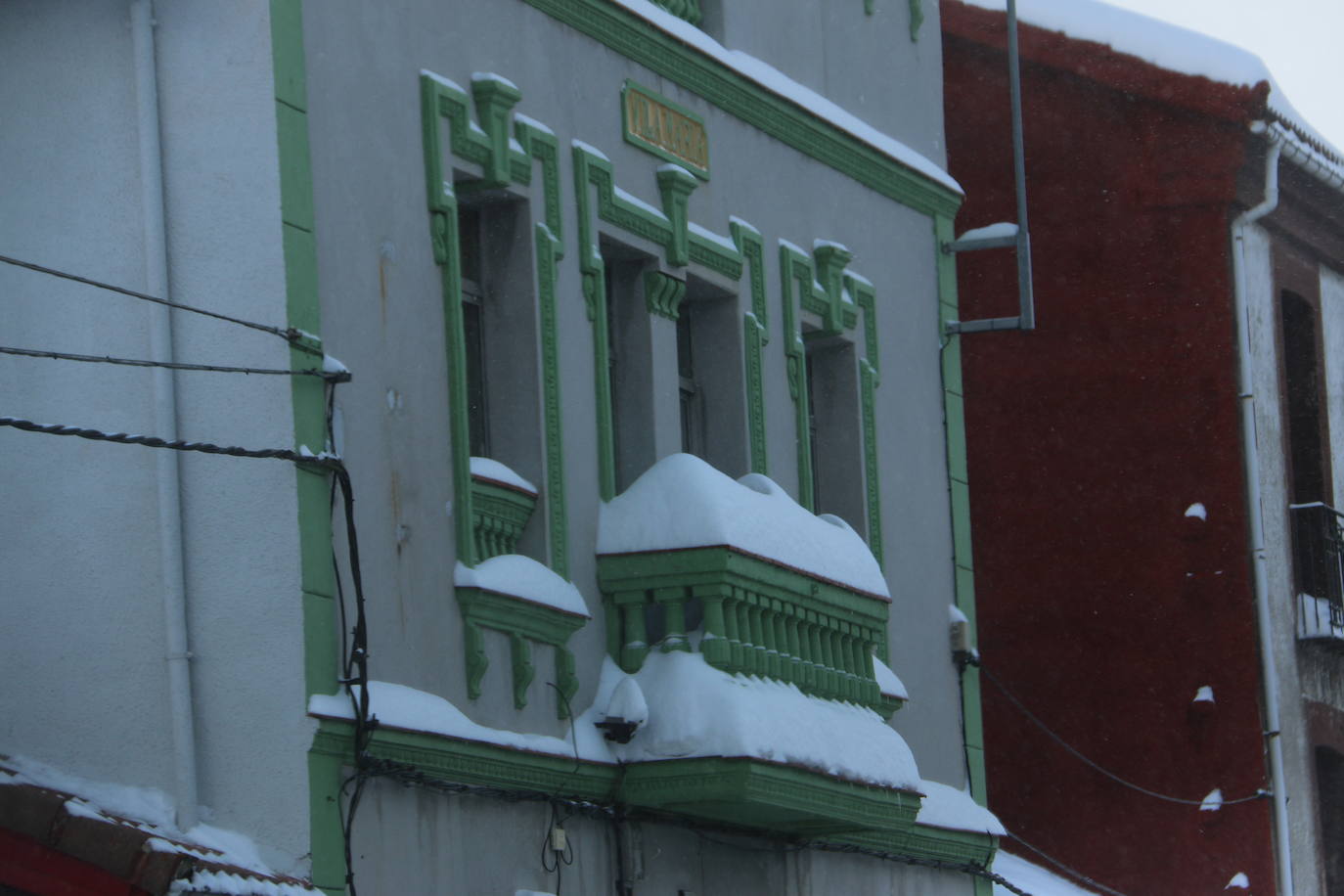 El norte vive una jornada bajo la nieve a la espera de una pequeña tregua.