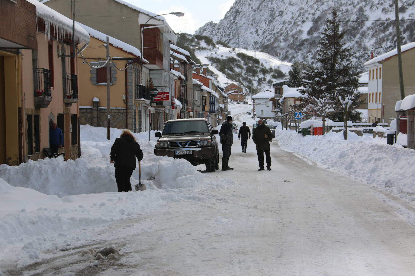 El norte vive una jornada bajo la nieve a la espera de una pequeña tregua.