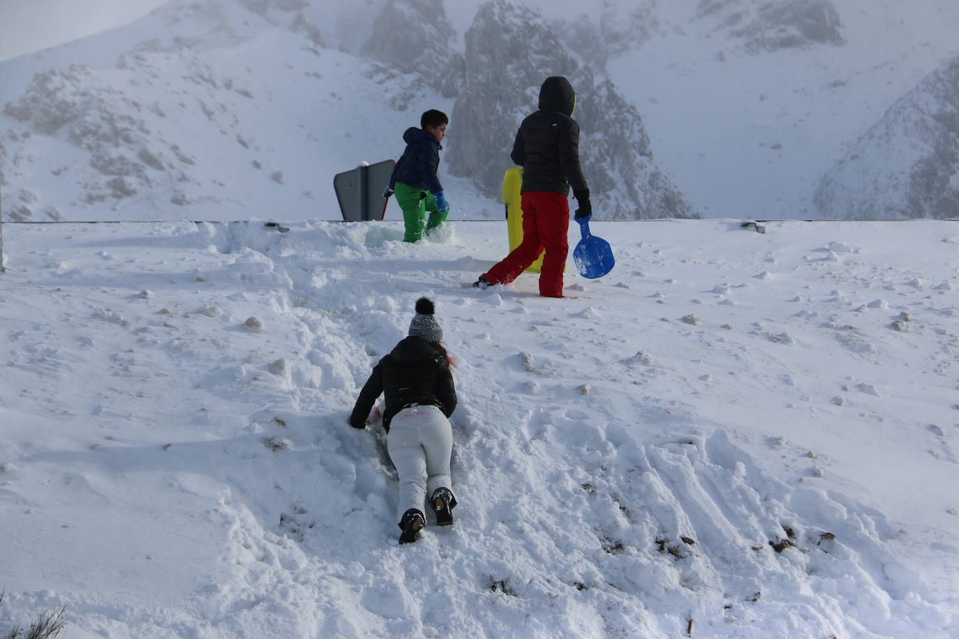 El norte vive una jornada bajo la nieve a la espera de una pequeña tregua.