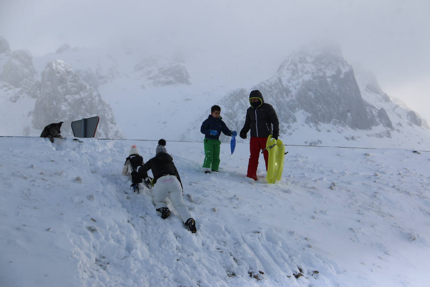 El norte vive una jornada bajo la nieve a la espera de una pequeña tregua.