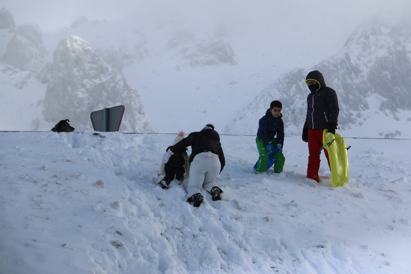 El norte vive una jornada bajo la nieve a la espera de una pequeña tregua.