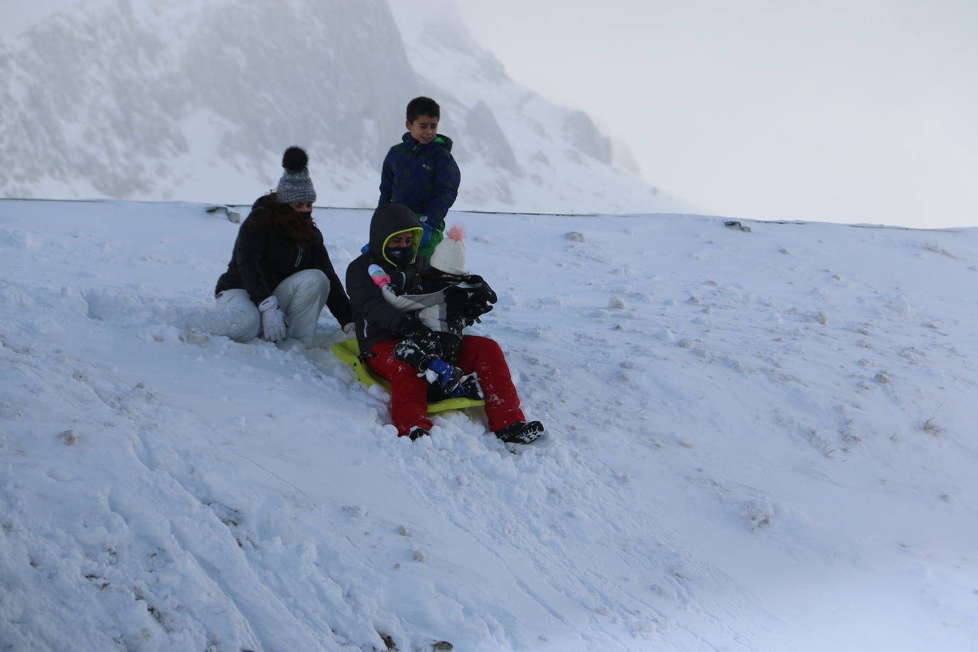 El norte vive una jornada bajo la nieve a la espera de una pequeña tregua.