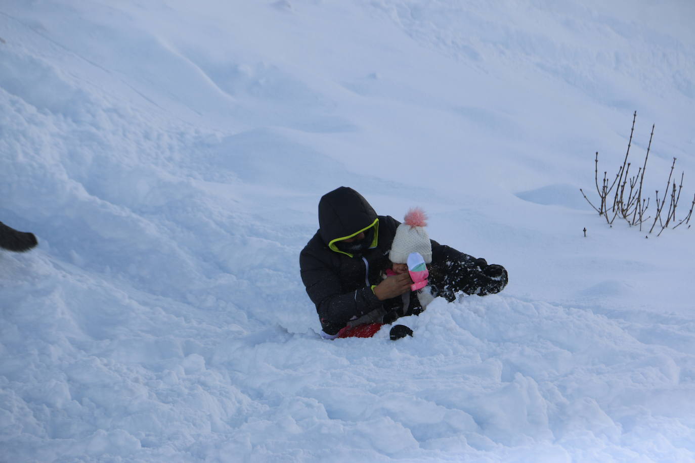 El norte vive una jornada bajo la nieve a la espera de una pequeña tregua.