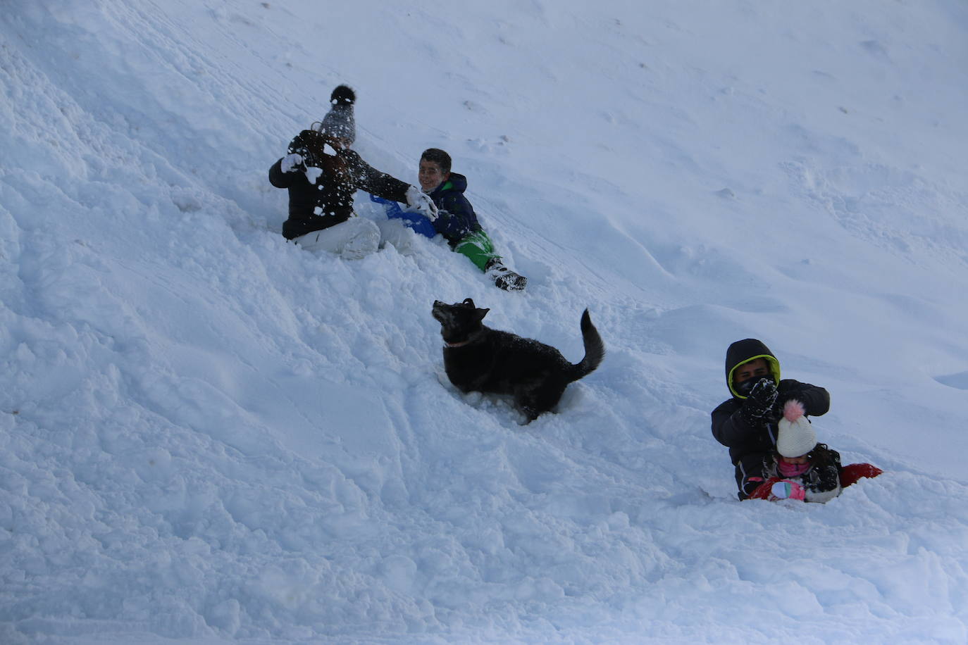 El norte vive una jornada bajo la nieve a la espera de una pequeña tregua.