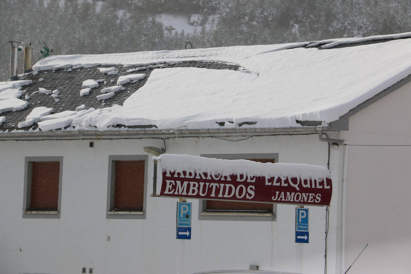 El norte vive una jornada bajo la nieve a la espera de una pequeña tregua.