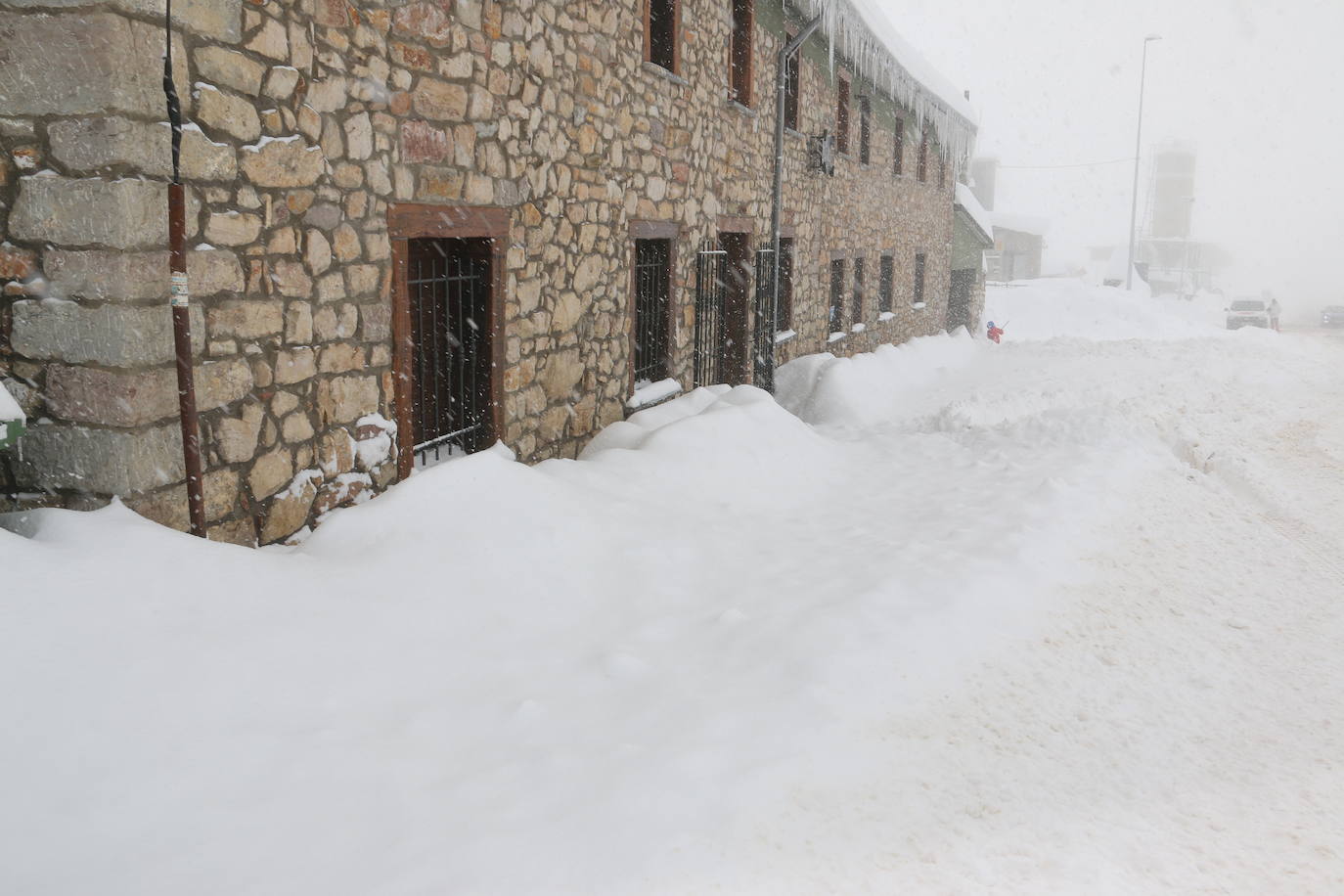 El norte vive una jornada bajo la nieve a la espera de una pequeña tregua.