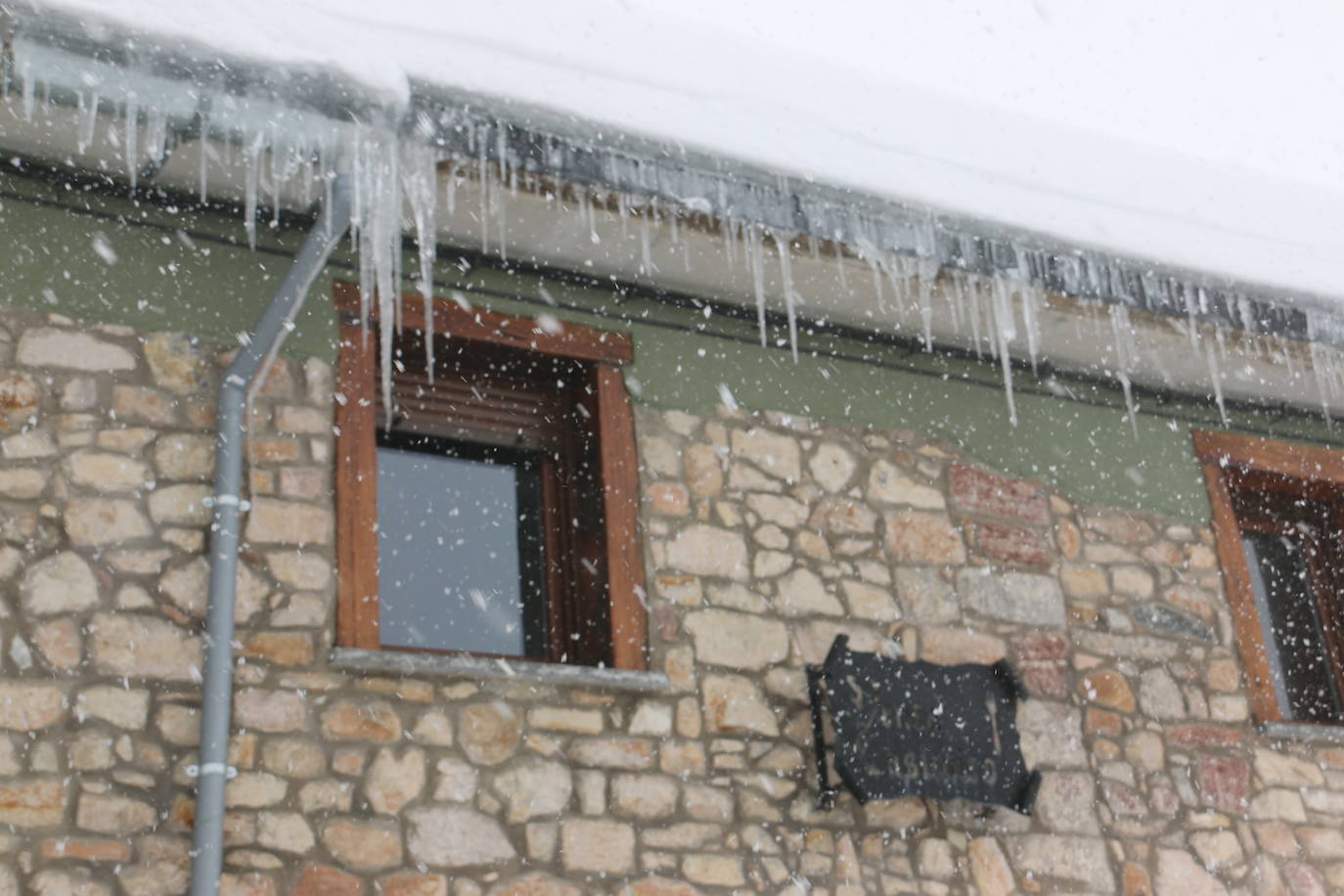 El norte vive una jornada bajo la nieve a la espera de una pequeña tregua.