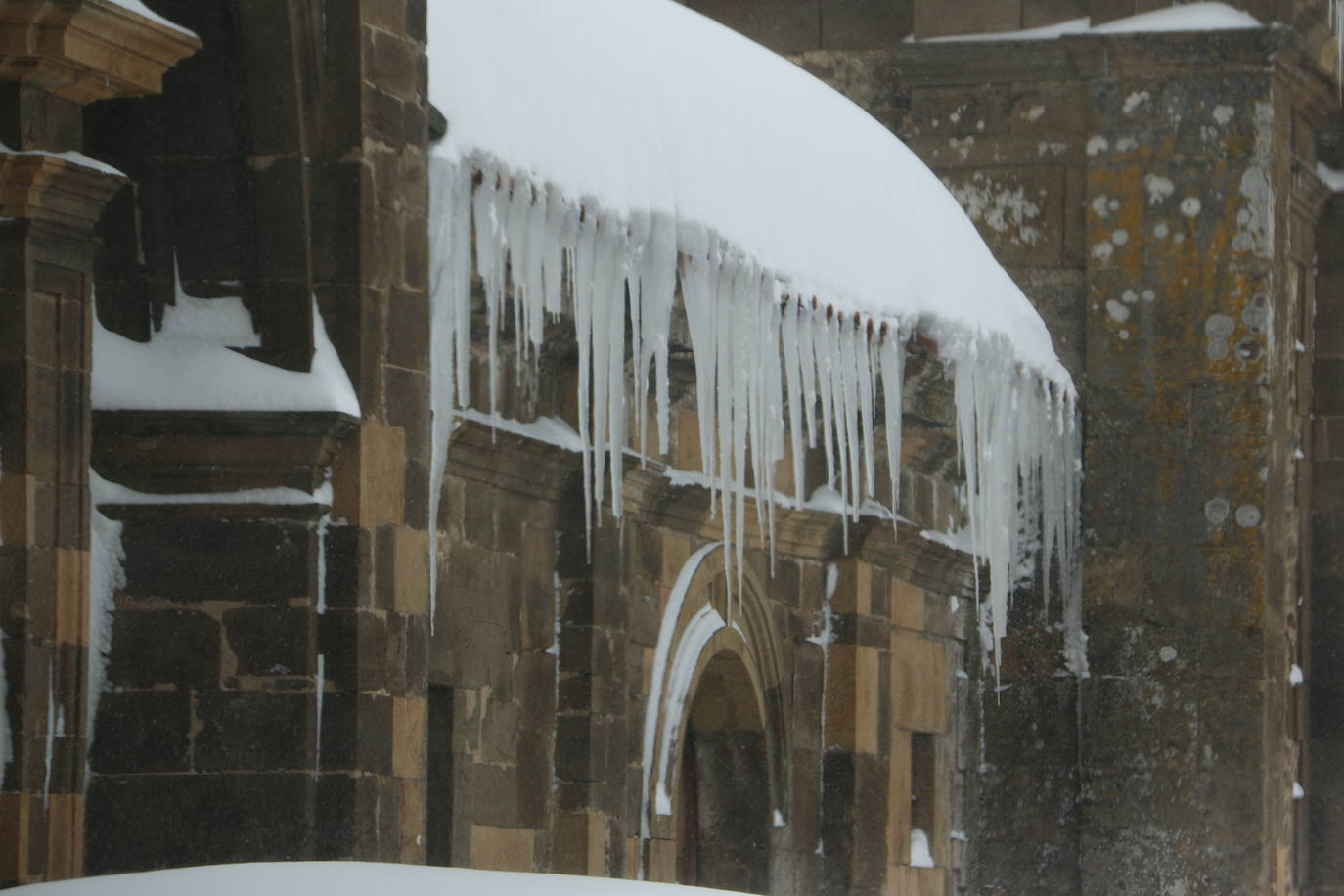 El norte vive una jornada bajo la nieve a la espera de una pequeña tregua.