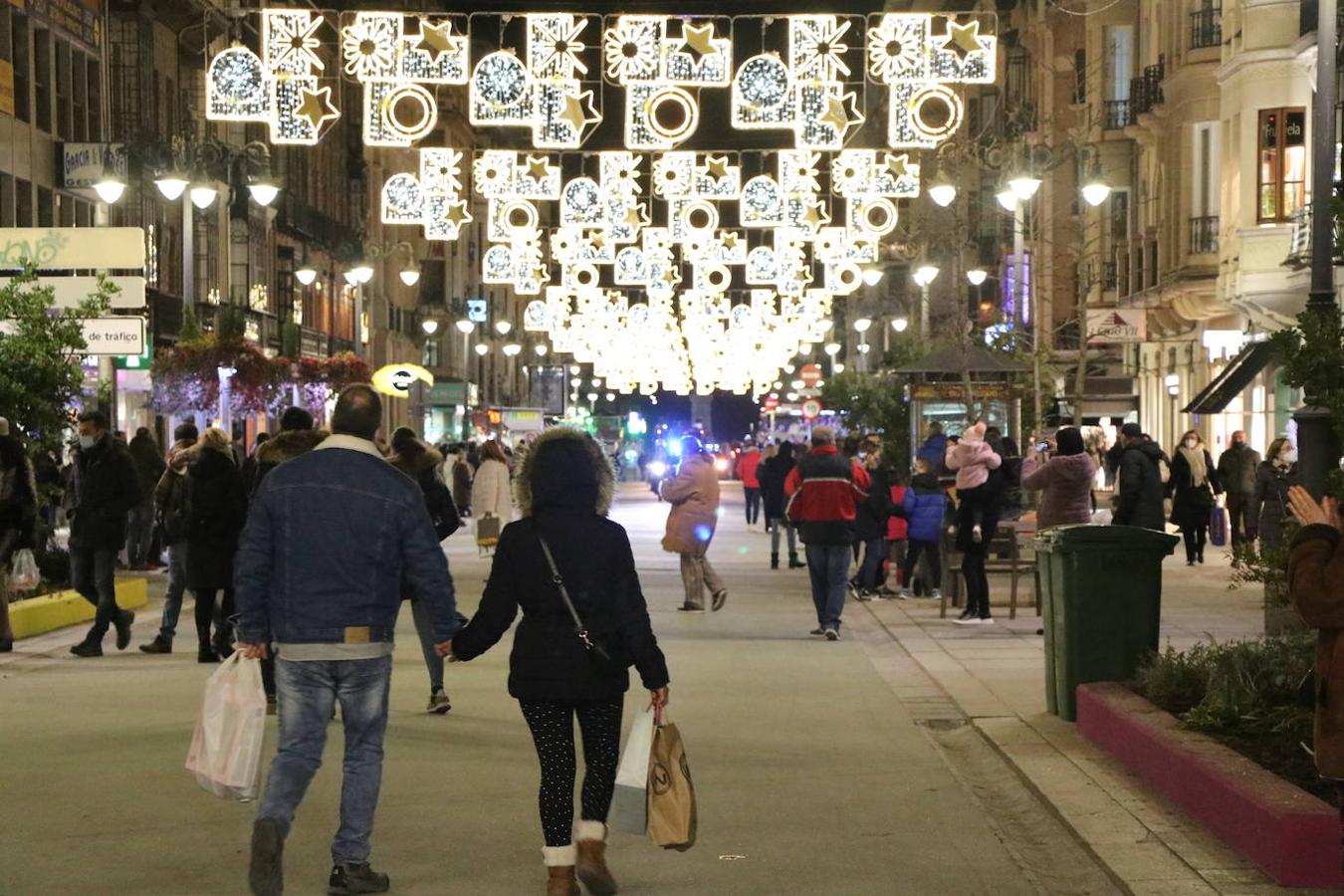 Los Reyes Magos saludan a los leoneses a su paso por Ordono.