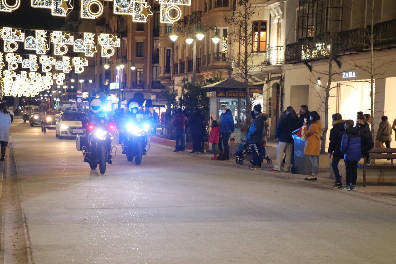 Los Reyes Magos saludan a los leoneses a su paso por Ordono.