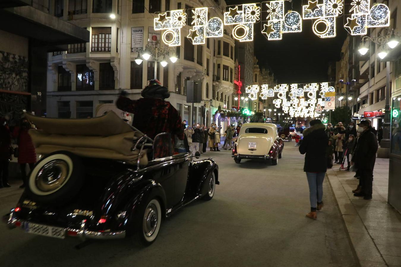 Los Reyes Magos saludan a los leoneses a su paso por Ordono.