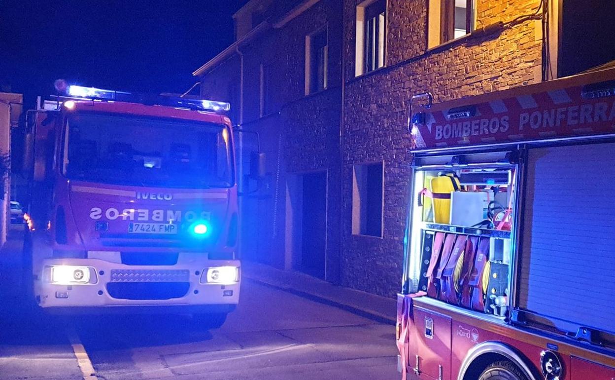 Efectivos de Bomberos Ponferrada en el lugar del incendio.