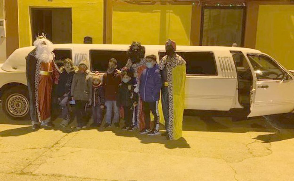 Los Reyes Magos, a su llegada en limusina a la localidad de Matanza de los Oteros.