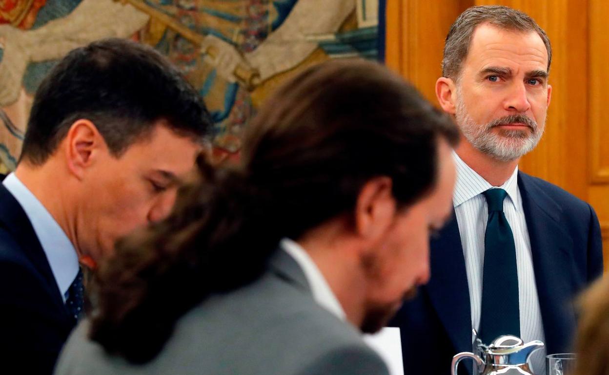 Felipe VI preside el Consejo de Ministros en Zarzuela en febrero de 2020.