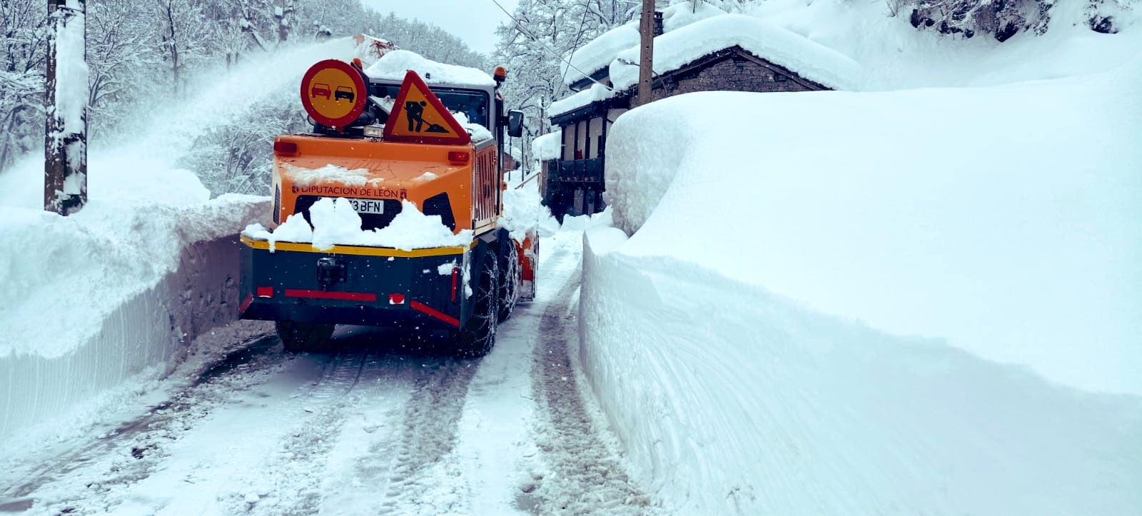 Las máquinas de la Diputación de León siguen su lucha contra la 'nevadona'. Esta mañana una frena ha abierto Soto de Sajambre, que quedó aislado por una serie de aludes en la carretera de acceso y sin suministro eléctrico La máquina necesitó cuatro horas para limpiar los cerca de 5 kilómetros de vía. Junto a esas imágenes se suman las de la noche en el Puerto de Panderreda, en la carretera que da acceso al Valle de Valdeón. 