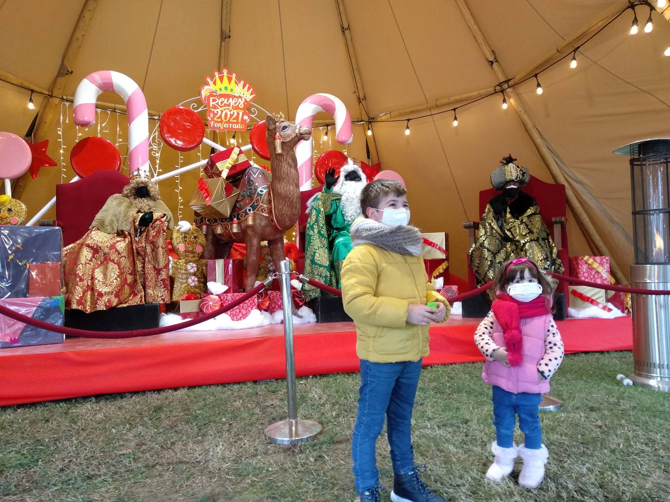 Sus Majestades de Oriente reciben este martes a los más pequeños en la cabalgata estática organizada por el Ayuntamiento debido a la pandemia que tiene como escenario el parque del Temple donde los niños y niñas les trasladarán sus deseos para hacerlos realidad