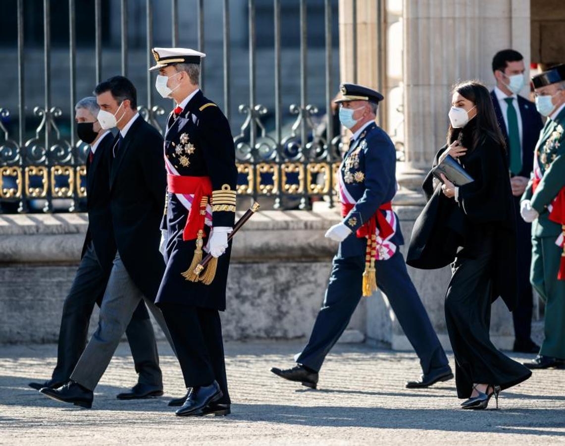 Don Felipe, junto al presidente del Gobierno, Pedro Sánchez, a la llegada al Palacio Real. 