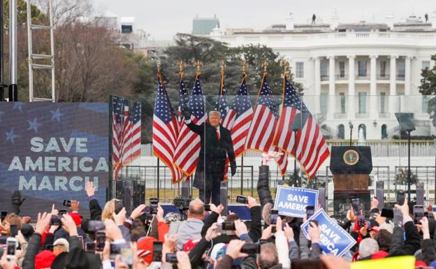 Imagen principal - Trump asegura ante sus seguidores en Washington que «nunca» concederá la victoria