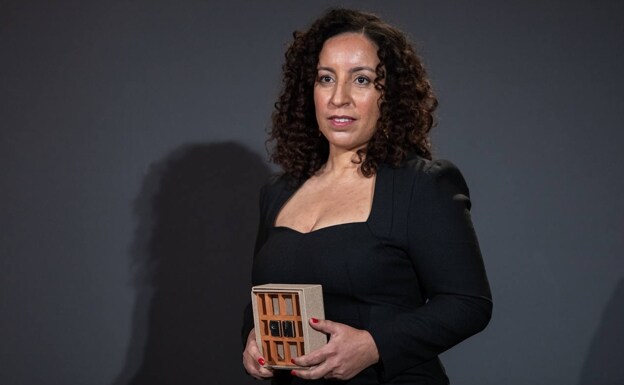 La escritora Najat el Hachmi con su trofeo como ganadora del 77 premio Nadal de novela.