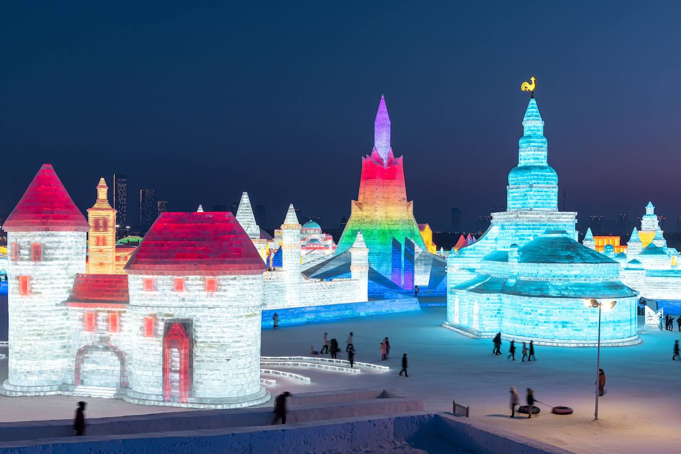 Fotos: Un laberinto de nieve con deslumbrantes palacios de hielo a todo color