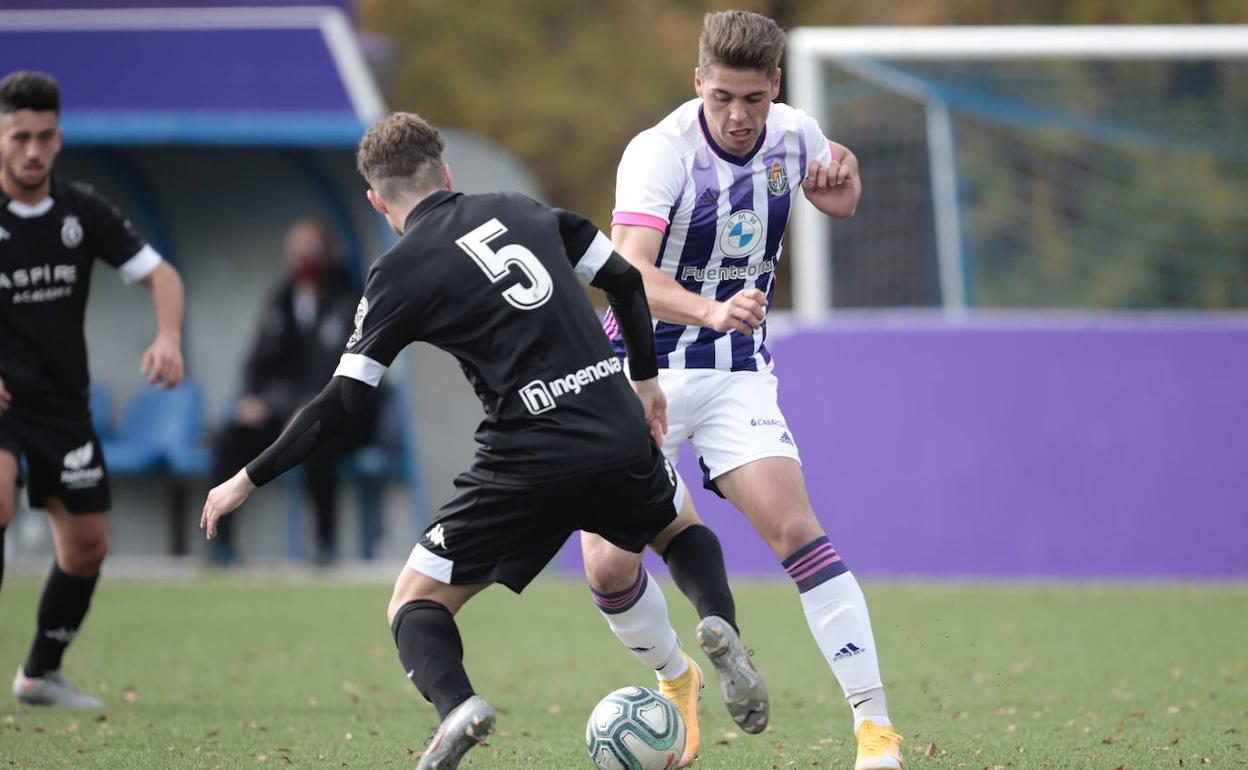 Un lance del partido de la primera vuelta ante el Real Valladolid.