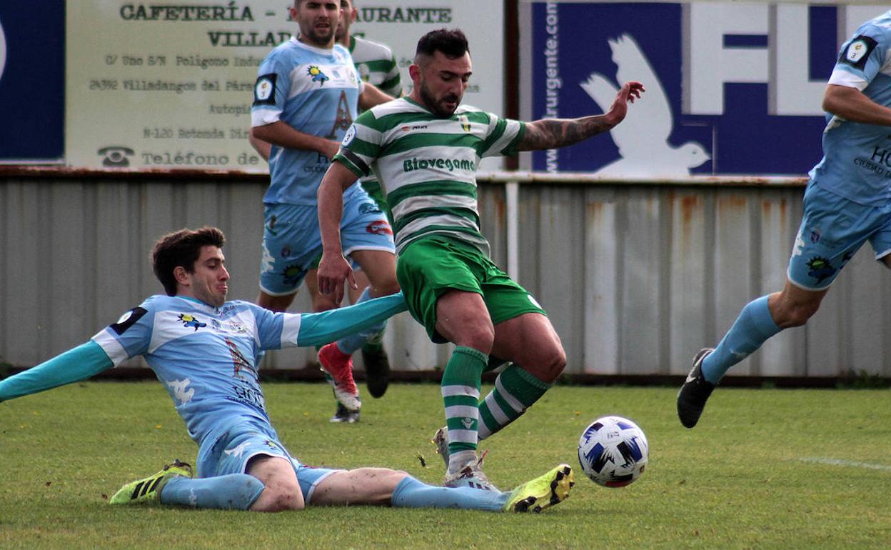 Una imagen del duelo de esta temporada entre La Virgen y Atlético Astorga.