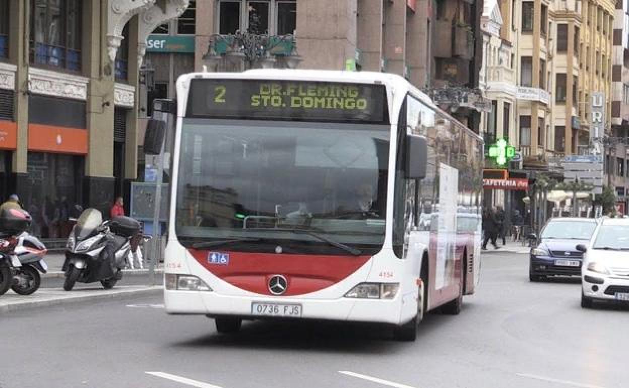 Un autobús urbano de León en la plaza de Santo Domingo. 