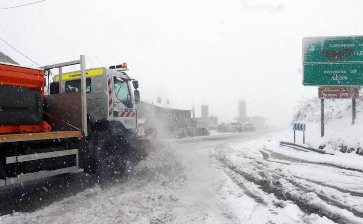 León mantiene 16 carreteras en alerta por nieve, una cerrada al tráfico y siete en con cadenas