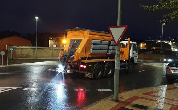 El Ayuntamiento de León activa el Plan de Nevadas de forma preventiva para actuar de forma inmediata