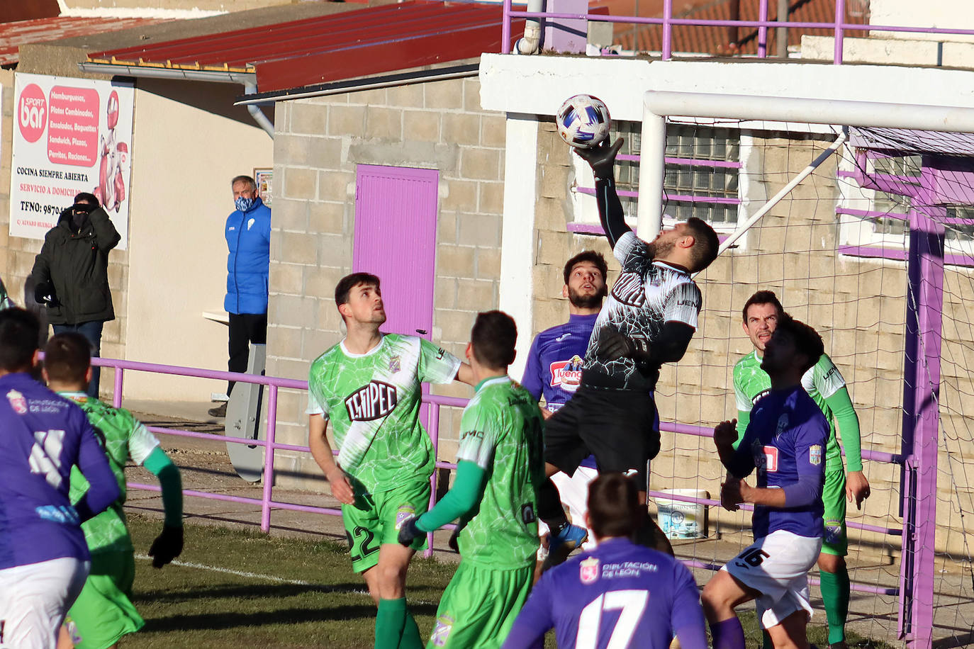 Fotos: Las imágenes del triunfo de La Bañeza ante el Becerril