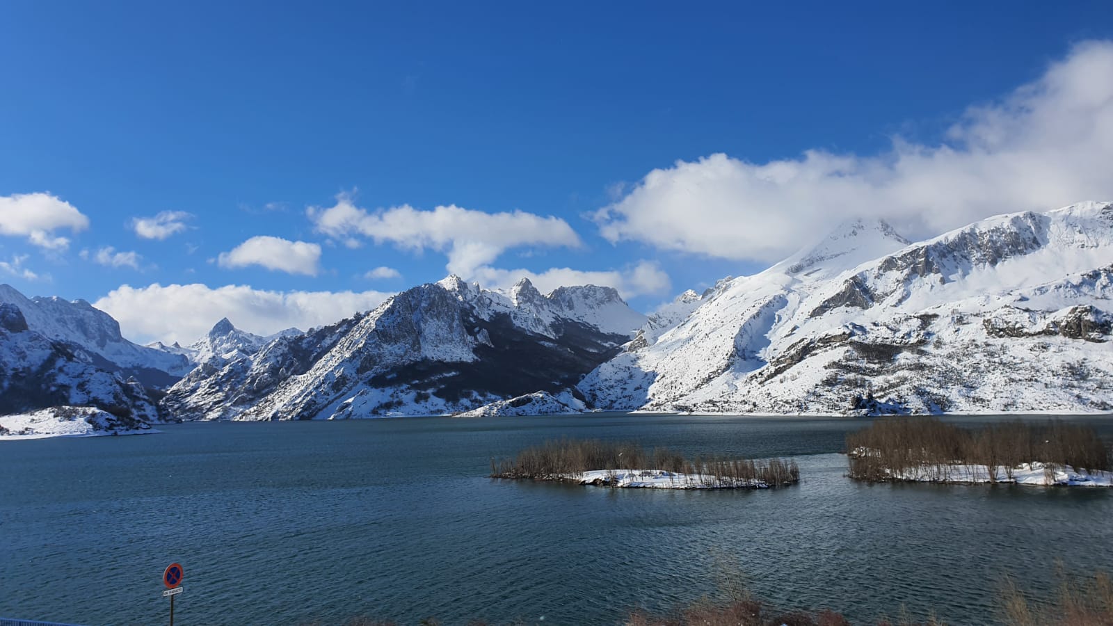 Espectaculares imágenes de Riaño cubierto por la nieve.