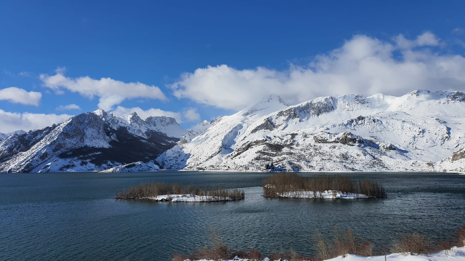 Espectaculares imágenes de Riaño cubierto por la nieve.