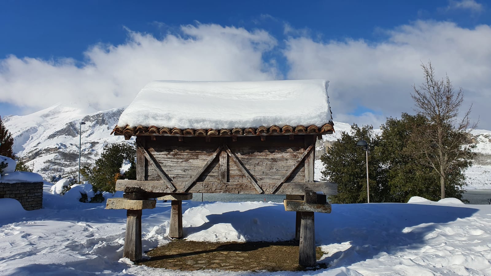 Espectaculares imágenes de Riaño cubierto por la nieve.