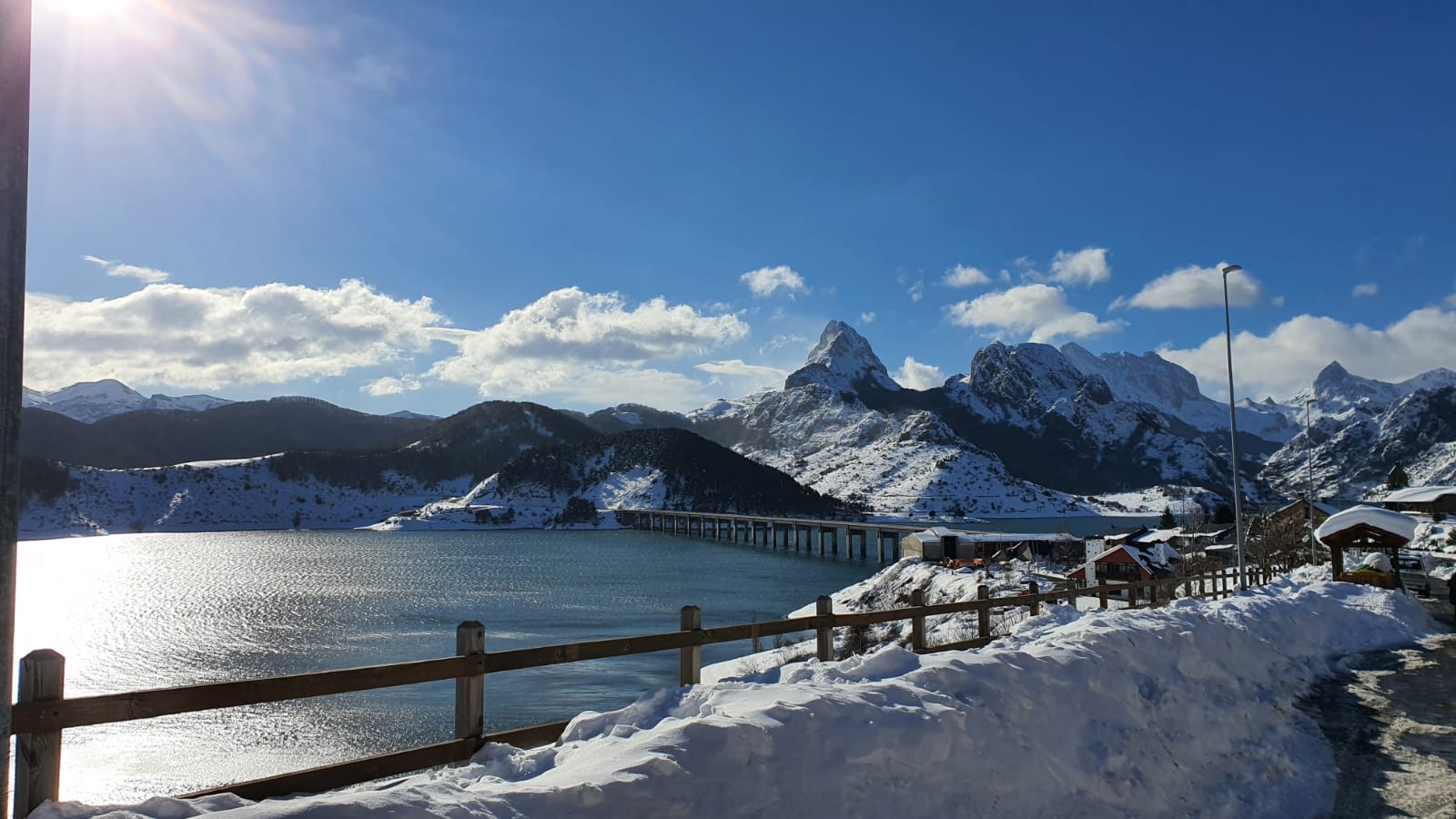 Espectaculares imágenes de Riaño cubierto por la nieve.