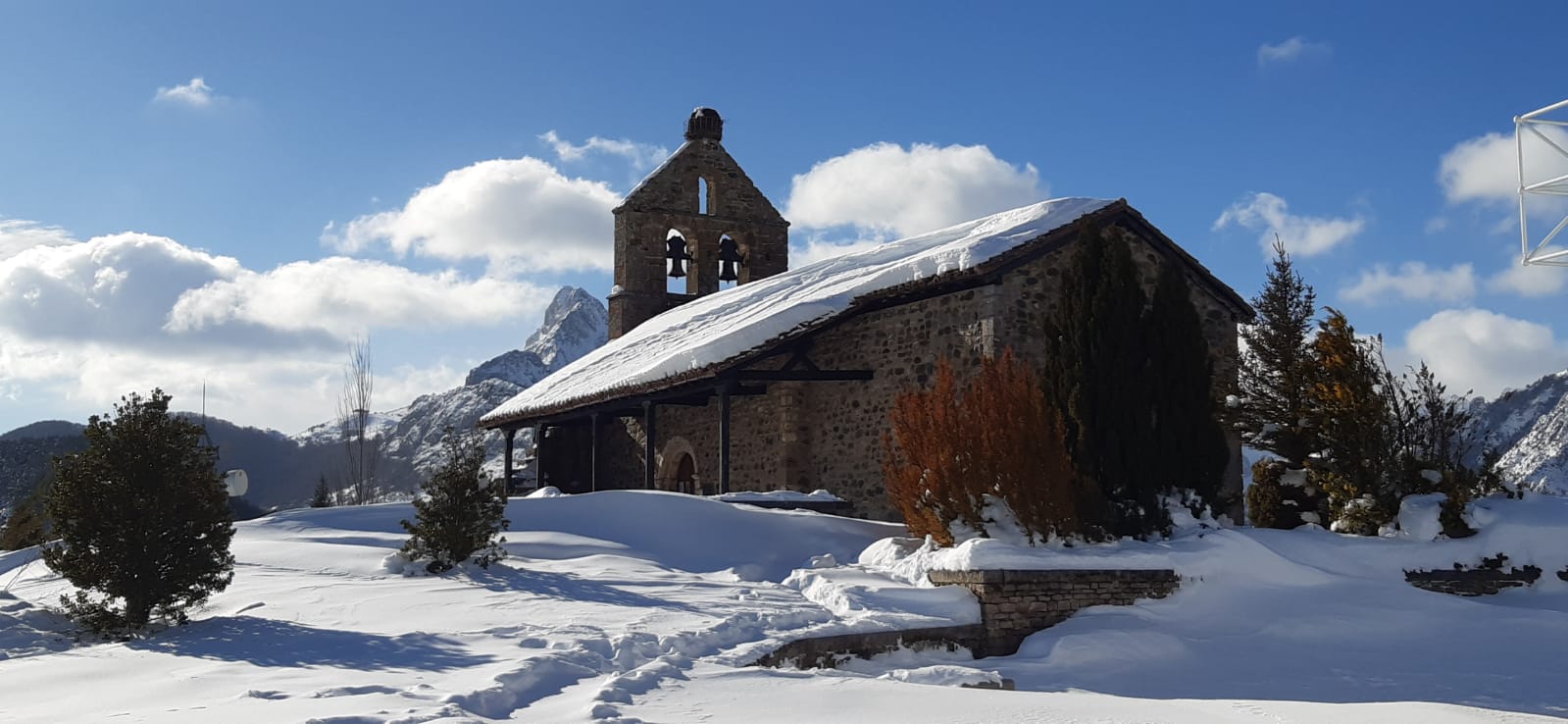 Espectaculares imágenes de Riaño cubierto por la nieve.