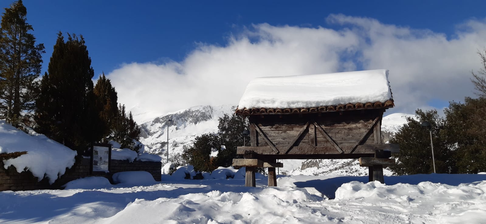 Espectaculares imágenes de Riaño cubierto por la nieve.