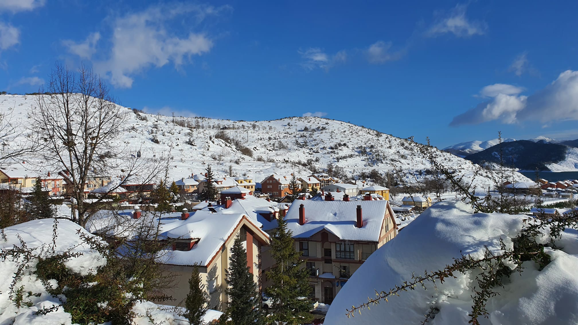 Espectaculares imágenes de Riaño cubierto por la nieve.