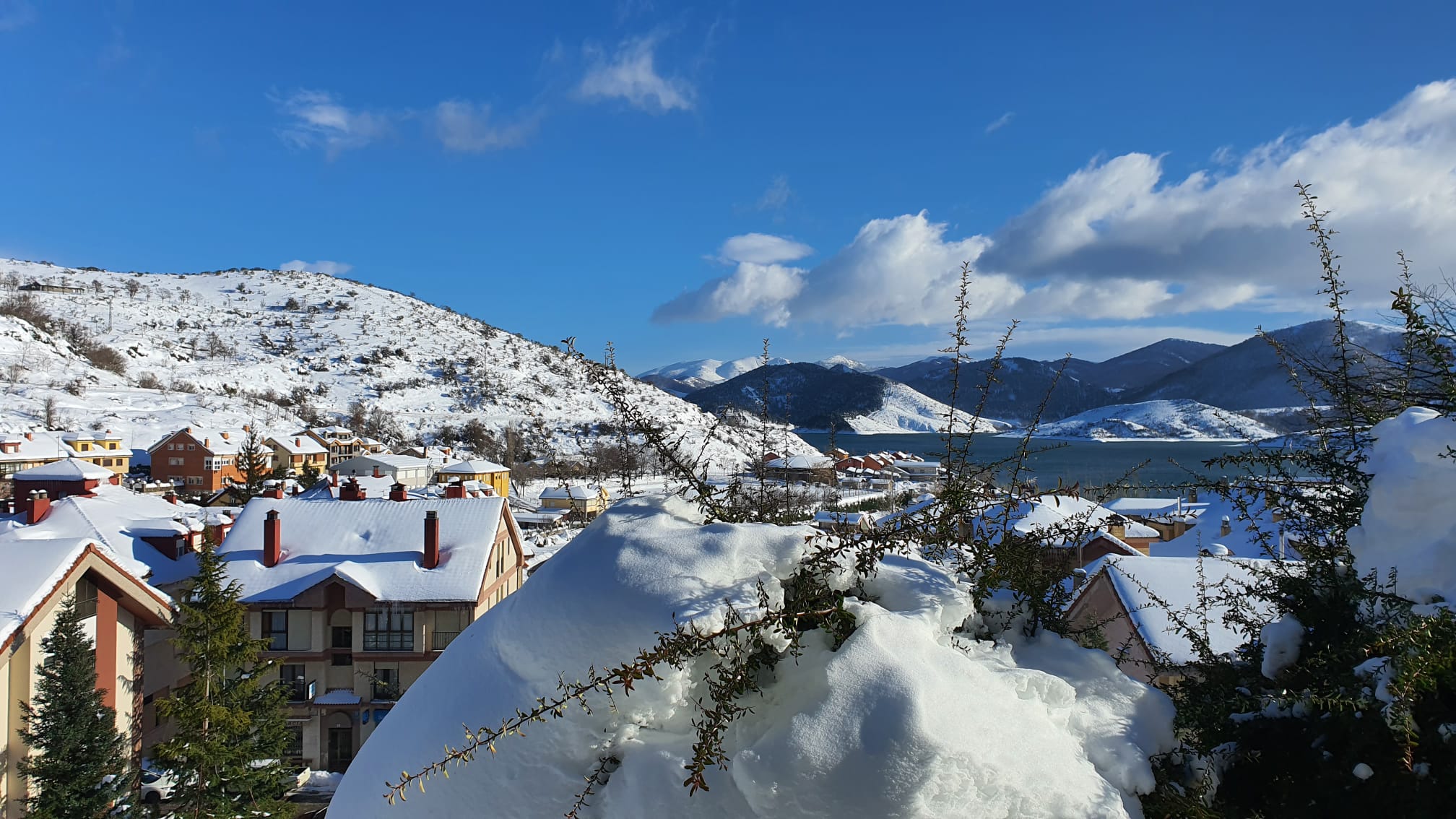 Espectaculares imágenes de Riaño cubierto por la nieve.