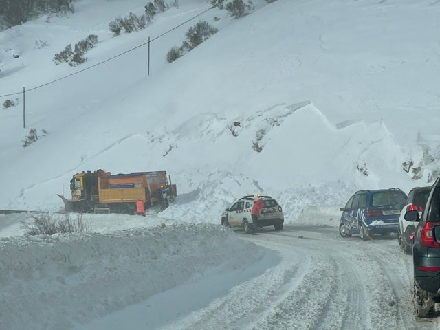 Fotos: La nieve bloquea a una quitanieves en San Isidro