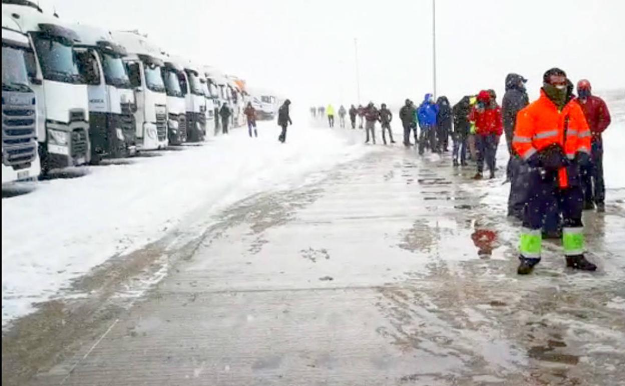 Camioneros retenidos en Arévalo reciben la colaboración de voluntarios de Cruz Roja