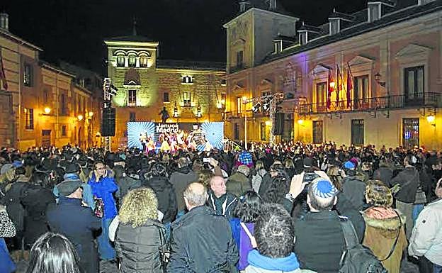 Una multitud se reúne en la plaza de la Villa de Madrid con motivo del Janucá, la fiesta de las luminarias. 