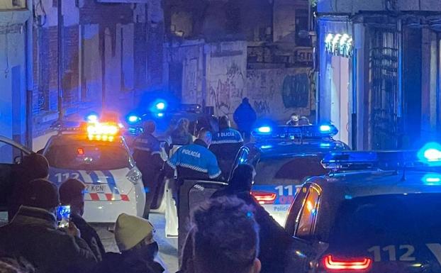 Tres detenidos por un intento de robo y agresión con arma blanca en la calle Santa Cruz de León 