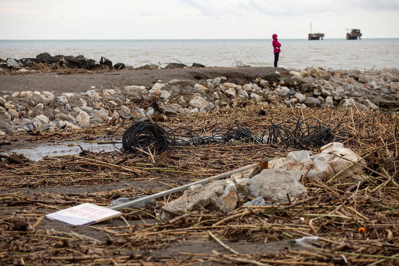 Vista de la playa de Guadalmar junto a la desembocadura del río Guadalhorce en Málaga llena de cañas y escombros arrastrados por las fuertes lluvias caídas ayer y hoy por el temporal Filomena.