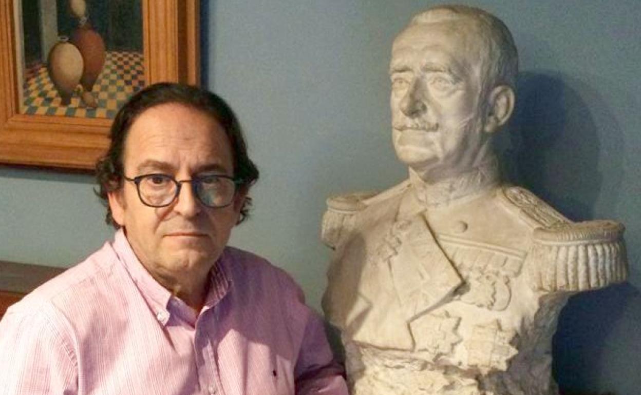 El leonés Luis Aznar posa junto al busto del almirante Juan Bautista Aznar.