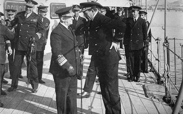 El rey Alfonso XIII y J.B. Aznar a bordo del 'Príncipe Alfonso' durante unas maniobras navales en Cartagena en el año 1928.