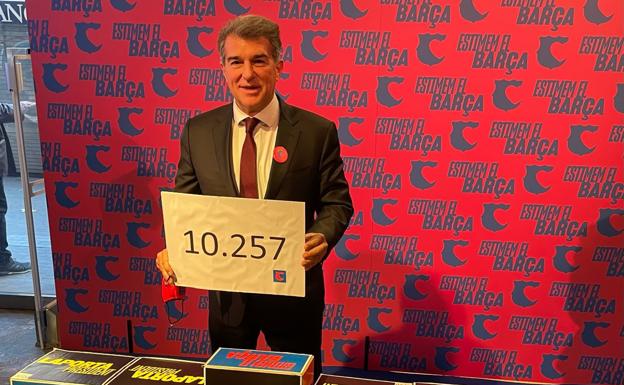 Joan Laporta muestra en un cartel el número de apoyos de socios del Barça. 